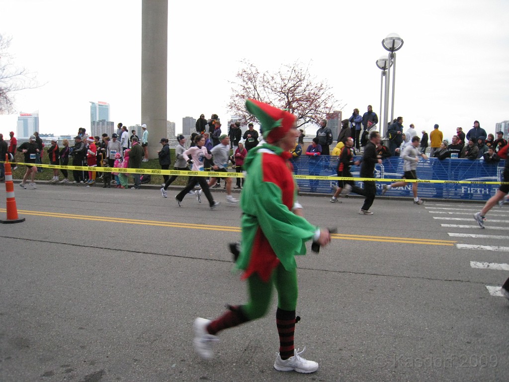 Detroit Turkey Trot 10K 2009 051.jpg - The 2009 Detroit Turkey trot 10K was run on November 29, 2009. A chilly and blustery day. Lots of costumes and racers though, 12400 strong!